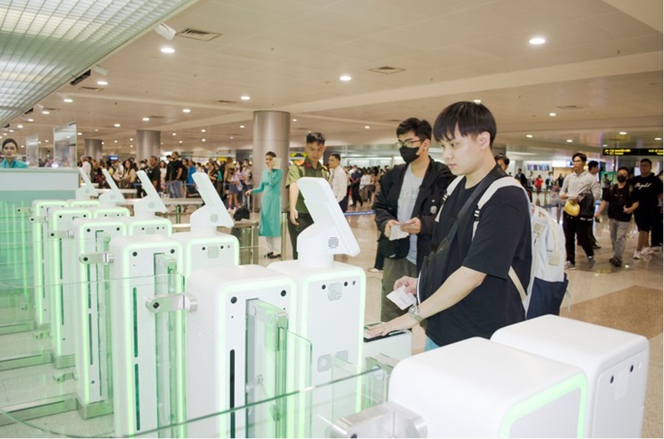 Tan Son Nhat Airport Automatic Immigration Gates Are In Used